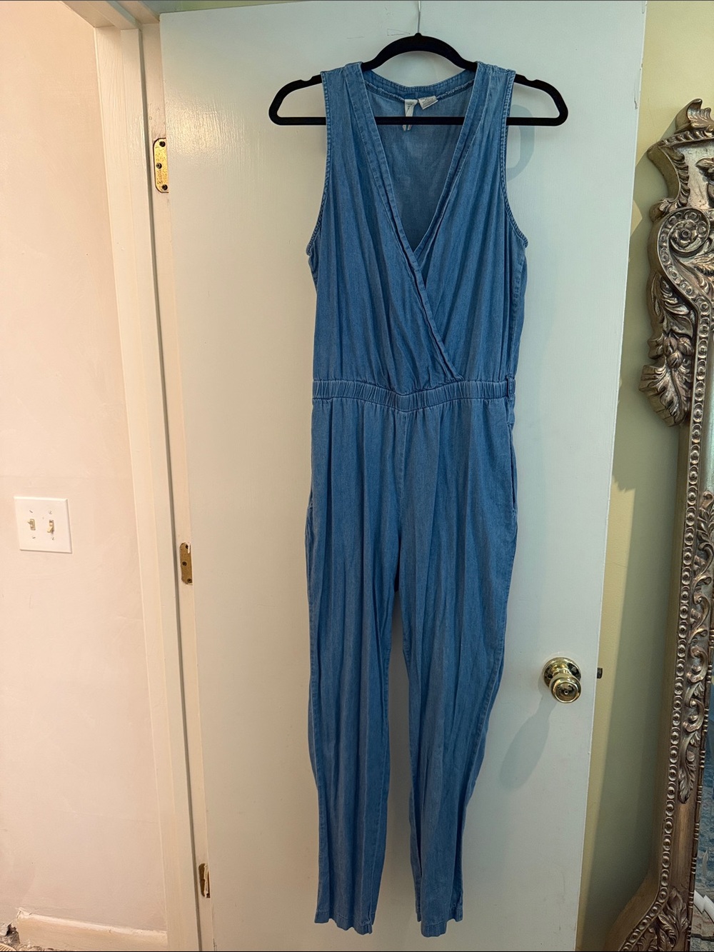 Chambray Women's Blue Sleeveless Jumpsuit - Casual V-Neck